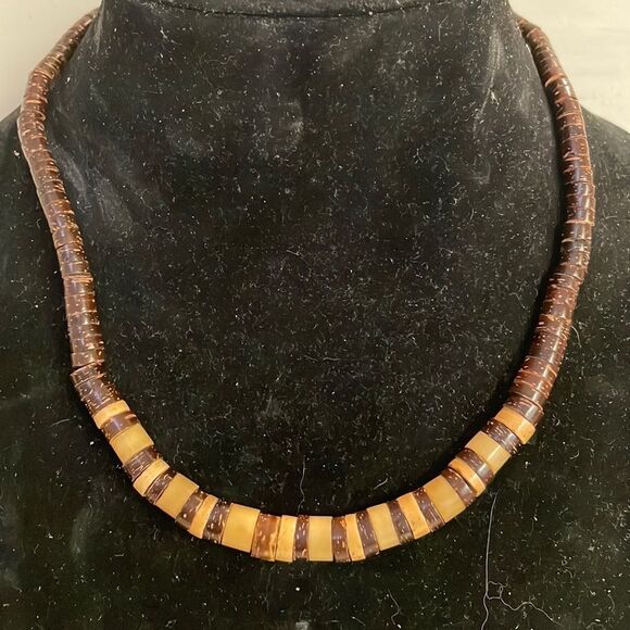 19” graduated brown and tan disc beads necklace with a barrel clasp closure - Picture 1 of 10